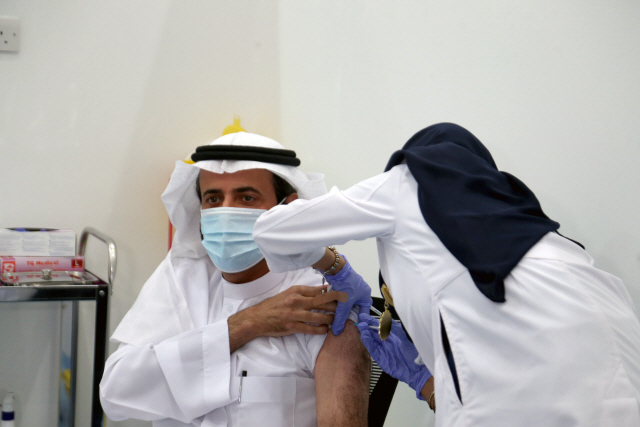 타우피크 알라비아 사우디아라비아 보건장관이 17일(현지시간) 수도 리야드에서 신종 코로나바이러스 감염증(코로나19) 백신을 접종받고 있다./연합뉴스