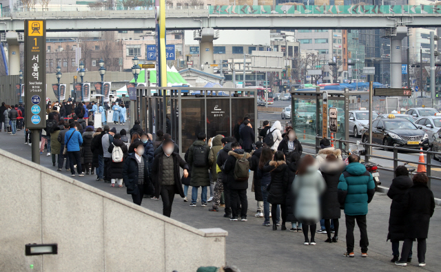 지난 22일 오전 서울 중구 서울역 광장 임시 선별검사소에서 시민들이 신종 코로나바이러스 감염증(코로나19) 검사를 받기 위해 길게 줄을 서 있다./연합뉴스