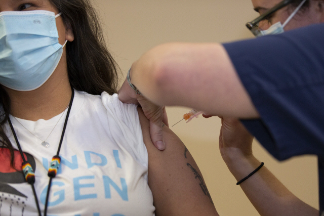 21일 미국 시애틀의 한 병원에서 간호사가 백신을 접종하고 있다. /AFP연합뉴스