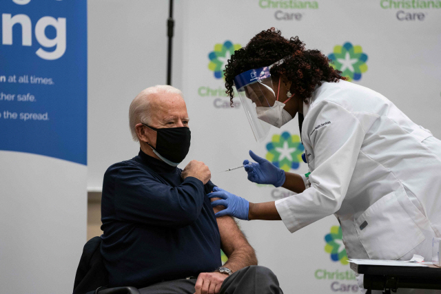 조 바이든(왼쪽) 미국 대통령 당선인이 21일(현지 시간) 델하웨어주 뉴어크의 한 병원에서 코로나19 백신을 맞고 있다. /AP연합뉴스