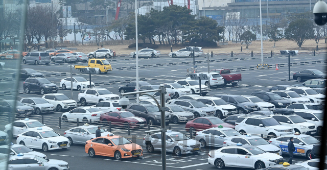 국내 신종코로나바이러스 감염증(코로나19) 확진자 증가가 연일 1000명 안팎을 오가는 상황이 지속되자 방역당국이 연말연시 '5인 이상 모임 제한'과  해맞이 등 주요관광명소와 스키장 방문 금지등 강력 대책 시행 첫 날인 23일 김포공항 국내선 앞 추차장이 크리스마스 연휴를 앞두고 있지만 한가한 모습을 보이고 있다. 수도권에서는 23일부터, 비수도권에서는 24일부터 적용된다./이호재기자. 2020.12.23