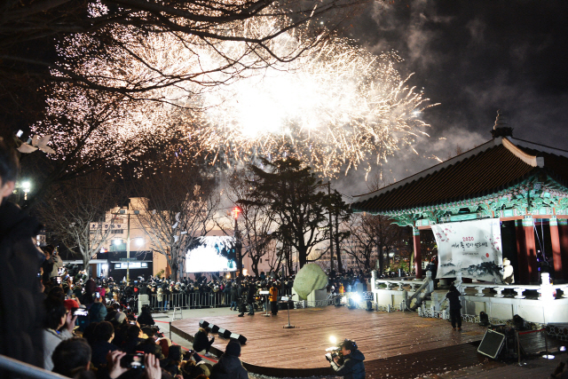 지난해 부산 용두산공원에서 열린 ‘2020 새해맞이 시민의 종 타종행사’ 모습./사진제공=부산시