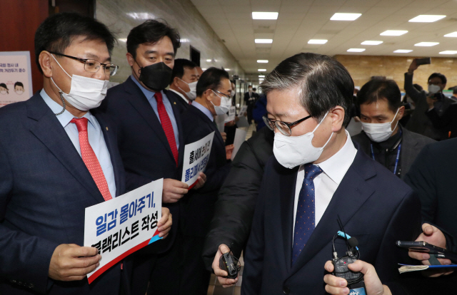 23일 오전 국회에서 열린 변창흠 국토교통부 장관 후보자에 대한 인사청문회에서 국민의힘 의원들이 변 후보자에게 피켓을 들고 항의하고 있다./연합뉴스