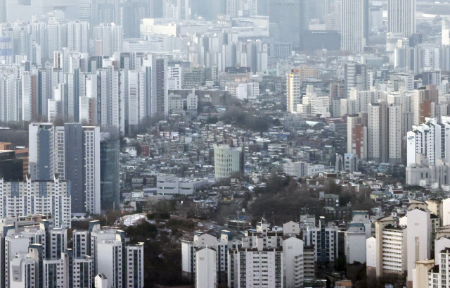 아파트와 단독·연립주택 가격 차아파트에 둘러싸인 서울 단독·연립주택 밀집 지역 모습. /연합뉴스