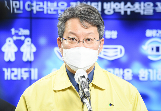 23일 변성완 부산시장 권한대행이 연말연시 방역강화 특별대책을 설명하고 있다./사진제공=부산시