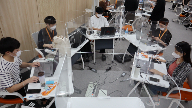 삼성청년SW아카데미 광주캠퍼스 교육생들이 협업 프로젝트를 진행하고 있다. /사진제공=삼성전자