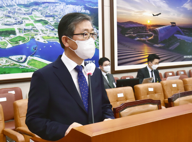 변창흠 국토교통부 장관 후보자가 23일 오전 국회에서 열린 인사청문회에서 인사말을 하고 있다. /연합뉴스