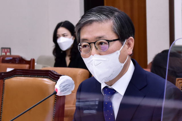 변창흠 국토교통부 장관 후보자가 23일 서울 여의도 국회에서 열린 인사청문회에서 질의에 답변하고 있다. /연합뉴스