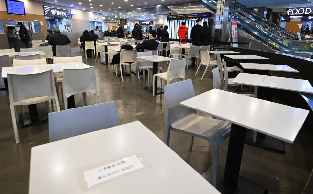 수도권 지역에서 5인 이상의 사적 모임을 금지하는 행정명령이 시행된 23일 철도 이용객들이 서울역 내 푸드코트에서 1~4인석으로 마련된 테이블에 앉아 점심 식사를 하고 있다. 5인 이상 집합 금지 조치는 24일부터 전국적으로 확대 시행된다.  /오승현기자