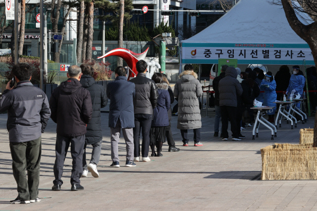 지난 20일 서울광장에 마련된 서울시 중구 임시 선별검사소에서 시민들이 코로나19 진단검사를 받기 위해 순서를 기다리고 있다. /연합뉴스