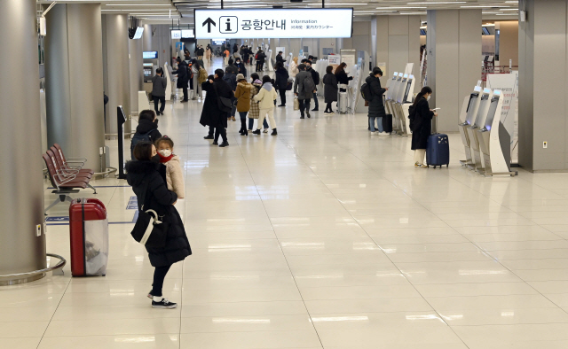 김포공항 국내선 발권카운터앞이 크리스마스 연휴를 앞두고 있지만 한가한 모습을 보이고 있다./이호재기자