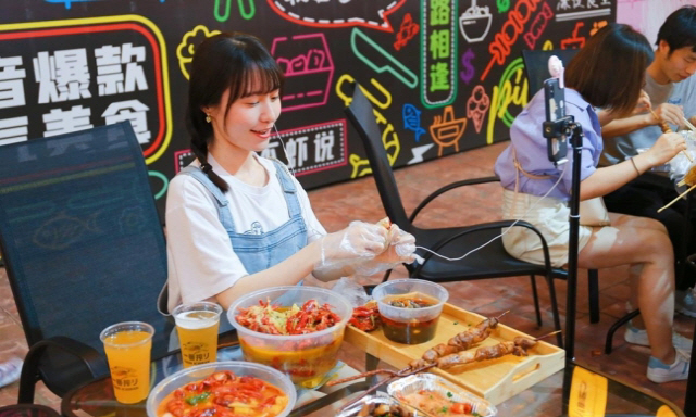 시진핑 '음식 낭비 막아라' 한 마디에 철퇴 맞은 中 '먹방 콘텐츠'