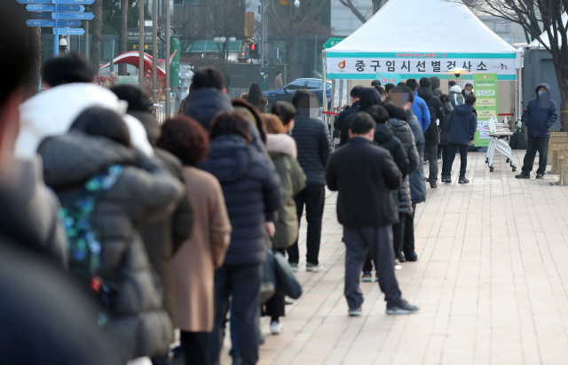24일 오전 서울광장에 마련된 임시선별진료소에서 시민들이 검사를 위해 대기하고 있다./연합뉴스