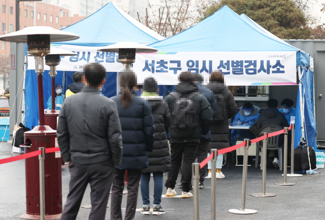 23일 오전 서울 서초구 고속버스터미널 앞에 마련된 임시선별검사소에서 시민들이 코로나19 검사를 위해 대기하고 있다./연합뉴스