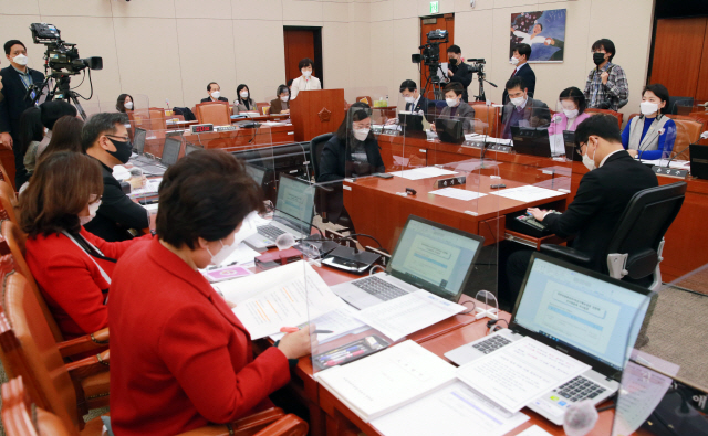 24일 국회 여성가족위원회에서 정영애 여성가족부 장관 인사청문회가 열리고 있다. /연합뉴스