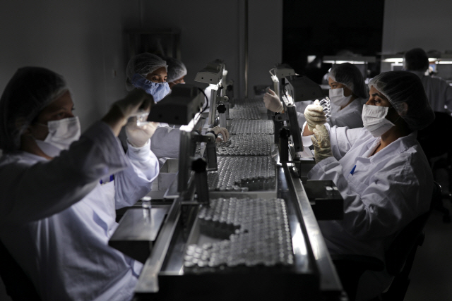 중국 제약사 시노백이 개발한 코로나19 백신의 생산이 이뤄질 브라질 상파울루주 정부 산하 부탄탕연구소에서 22일(현지 시간) 검사부 직원들이 업무를 처리하고 있다/로이터연합뉴스