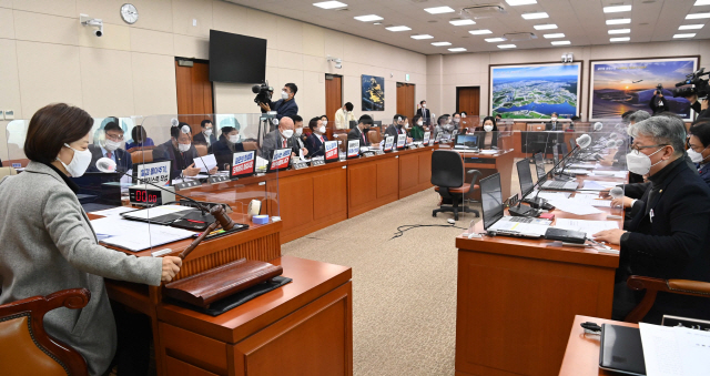 진선미 국회 국토교통위원장이 24일 국회에서 열린 국토교통위원회 전체회의에서 의사봉을 두드리고 있다. /연합뉴스