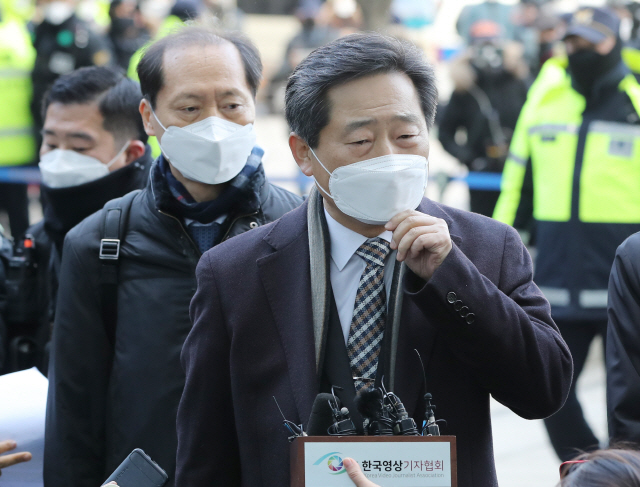 윤석열 검찰총장 측 변호인 이석웅(오른쪽), 이완규 변호사가 24일 윤 총장에 대한 정직 처분 집행정지 재판 2차 심문이 열리는 서울 서초구 서울행정법원으로 들어가고 있다. /연합뉴스