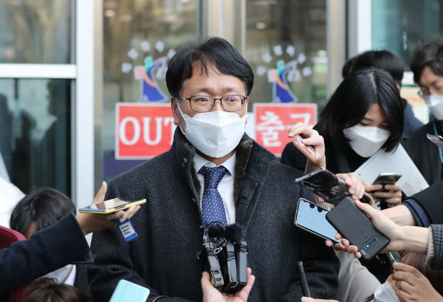 법무부 측 변호인 이옥형 변호사가 24일 오후 서울 서초구 서울행정법원에서 열린 윤석열 검찰총장에 대한 정직 처분 집행정지 재판 2차 심문을 마친 뒤 나와 취재진의 질문에 답하고 있다./연합뉴스