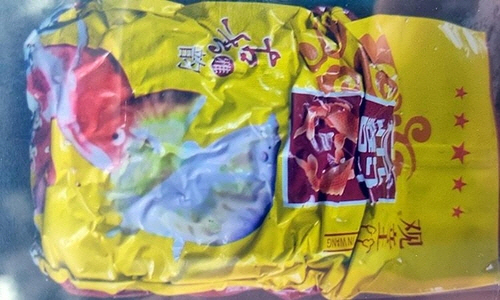 베트남 남부 끼엔장성 앞바다에서 발견된 마약이 들어있던 봉지./VN익스프레스 캡처