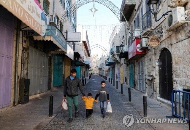 성탄절 앞두고 코로나19 봉쇄에 한적해진 베들레헴 거리./AFP=연합뉴스