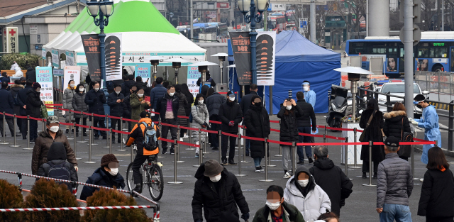 지난 23일 오전 서울역 광장에 마련된 임시 선별검사소에서 시민들이 줄지어 검사 차례를 기다리고 있다./오승현기자