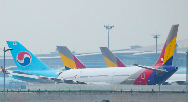 인천국제공항 대한항공과 아시아나항공 정비창 앞에 양사 여객기들이 세워져 있다. /사진제공=연합뉴스