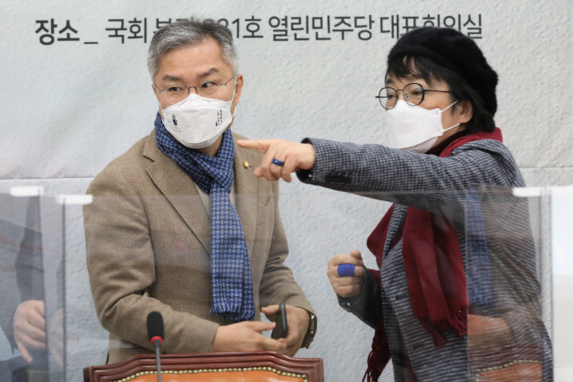 최강욱 열린민주당 대표와 김진애 원내대표가 15일 오전 국회에서 열린 도시공간정책포럼  ‘언론과 부동산’ 토론회에서 대화하고 있다. /연합뉴스