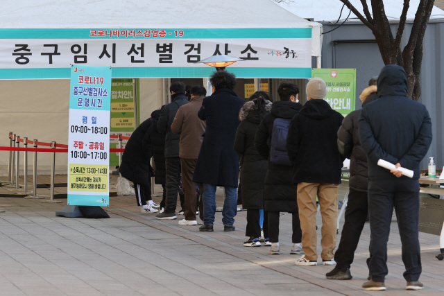 25일 오후 서울광장에 마련된 임시선별진료소에서 시민들이 검사를 받기 위해 줄을 서있다. /연합뉴스