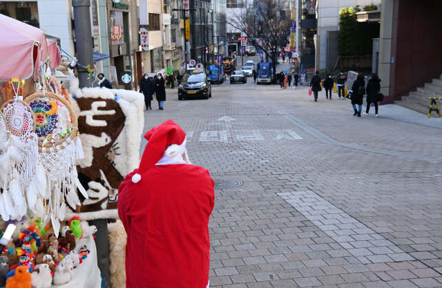 크리스마스 이브인 24일 서울 명동거리가 대체로 한산한 모습을 보이고 있다./성형주기자