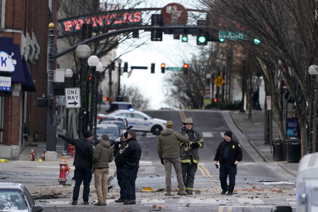 크리스마스(25일) 이른 오전 미국 테네시주 내슈빌에서 차량 폭발 사건이 발생하자 경찰들이 현장을 수습하고 있다./AP연합뉴스