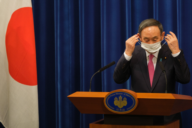 스가 요시히데 일본 총리가 지난 25일 도쿄에서 기자회견을 마친 뒤 마스크를 착용하고 있다./EPA연합뉴스