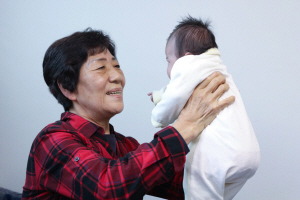 LG의인상을 수상한 전옥례씨가 서울 서대문구에 위치한 자택에서 위탁 아동을 돌보고 있다./사진제공=LG전자