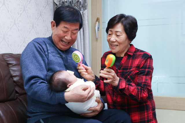 ‘LG의인상’을 받은 전옥례 씨와 남편 유성기 씨가 위탁 아동을 돌보는 있다. /사진제공=LG그룹