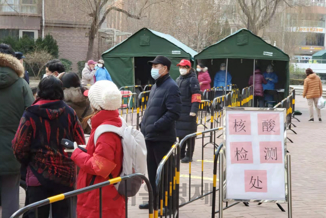 26일 베이징 왕징의 한 아파트 단지에서 코로나19 전수검사가 진행중이다. /최수문기자