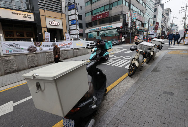 서울 강남구의 식당가에 배달 오토바이들이 줄지어 서있다. /연합뉴스