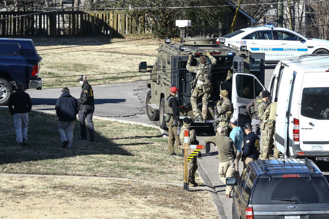 미국 수사당국 관계자들이 26일(현지시간) 테네시주 내슈빌 차량 폭발 사건 용의자 집 인근을 수색하고 있다. /AFP연합뉴스