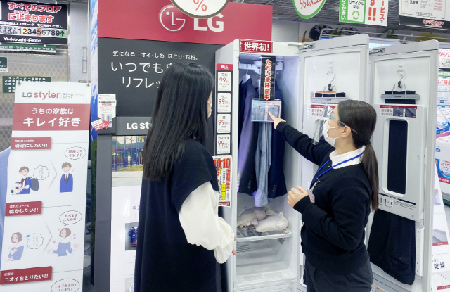일본 도쿄에 위치한 가전 매장에서 고객이 LG스타일러를 살펴보고 있다./사진 제공=LG전자