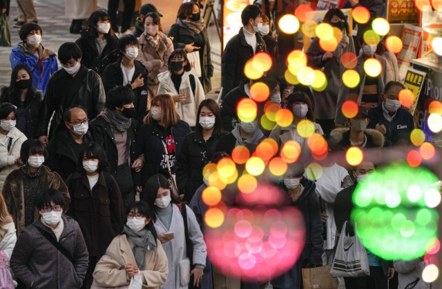 연말용 장식을 한 일본 도쿄의 한 쇼핑 거리가 26일 인파로 가득하다./EPA연합뉴스