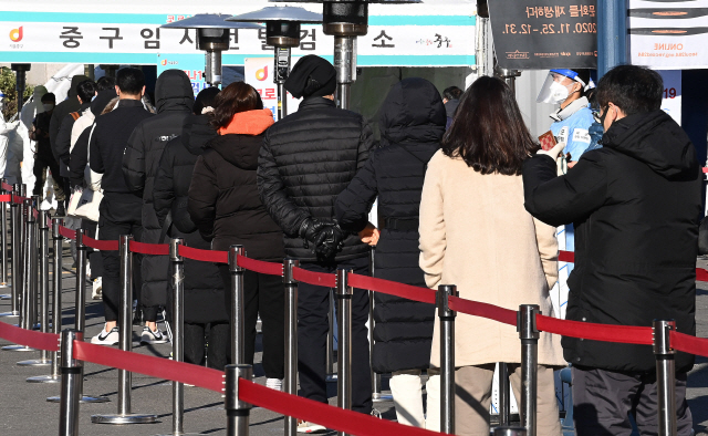 서울역 광장에 마련된 선별 임시검사소에서 시민들이 코로나19 검사를 받고 있다.  /서울경제DB