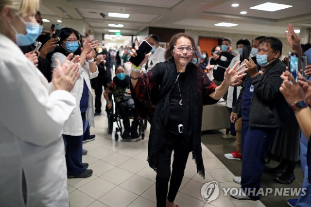 퇴원하는 메를린 팸부안 . /로이터=연합뉴스