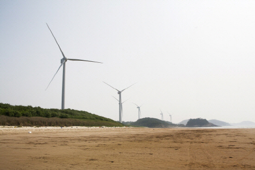 전남 신안 자은도 외기해변 풍력발전단지 전경./사진제공=신안군