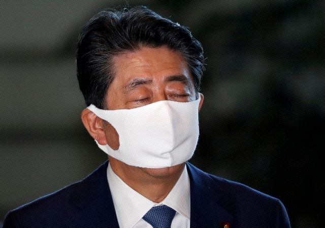 지병 악화로 결국 사의를 표명한 아베 신조 일본 총리가 지난 8월 28일 도쿄 총리관저에 들어서고 있다./로이터연합뉴스