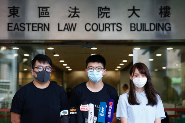 홍콩 민주화 운동의 주역들인 이반 램(왼쪽부터), 조슈아 웡, 아그네스 차우가 홍콩 보안법 시행 직후인 7월 6일 법정 앞에서 기자회견을 갖고 있다. /로이터연합뉴스
