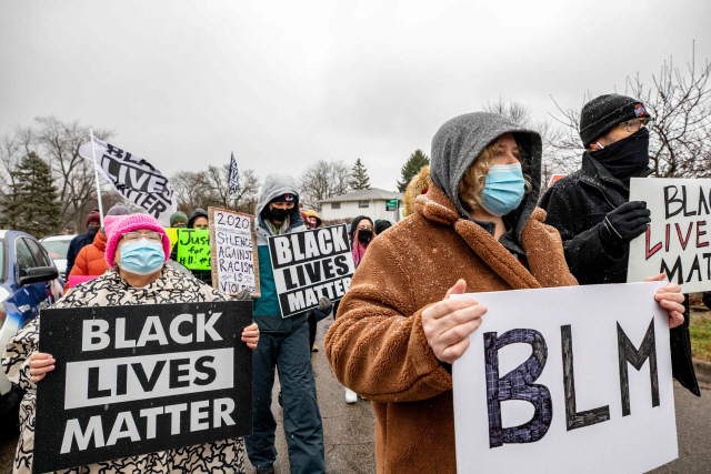 미국 오하이오주 콜럼버스 주민들이 ‘흑인 목숨도 소중하다(BLM)’ 피켓을 들고 시위하고 있다. /AFP연합뉴스