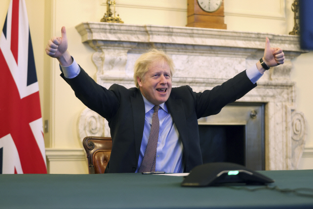 보리스 존슨 영국 총리가 24일(현지시간) 런던 다우닝가 10번지의 총리 관저에서 유럽연합(EU)과 무역협정을 포함한 미래관계 협상이 타결되자 환호하고 있다./영국 총리실 제공