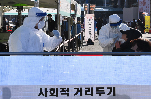 서울역 광장에 마련된 선별 임시검사소에서 시민들이 코로나19 검사를 받고 있다. /서울경제DB