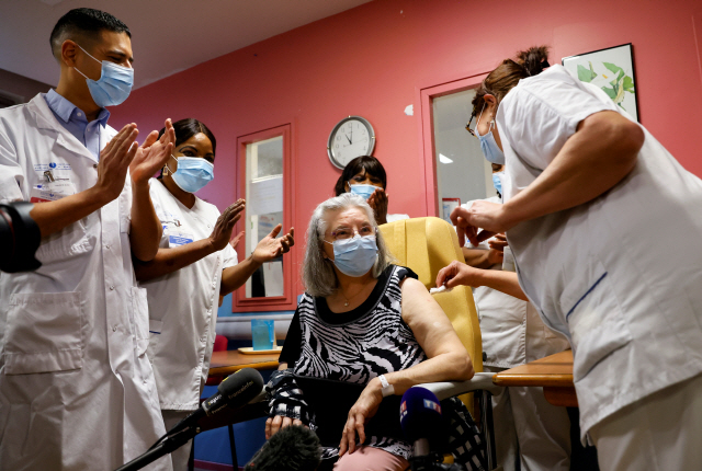 프랑스 파리 외곽의 한 병원에서 의료진들이 78세 여성에게 화이자 백신을 주사한 뒤 박수를 치며 백신 접종 시작을 자축하고 있다. /로이터연합뉴스