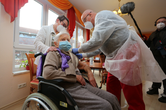 독일의 첫 번째 코로나19 백신 접종 대상자 중 한 명인 101세 할머니가 26일(현지 시간) 할버슈타트의 요양원에서 주사를 맞고 있다. 유럽연합(EU)은 화이자 백신 첫 물량을 27개 회원국에 일제히 배분했으며 27일부터 본격적인 접종이 시작될 예정이다. /AP연합뉴스