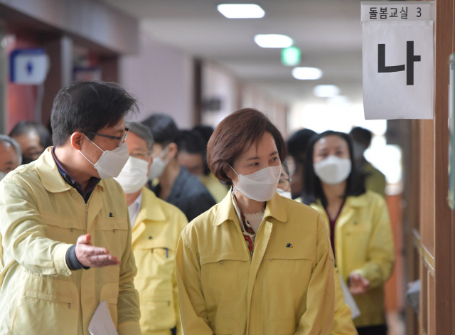 유은혜(오른쪽) 부총리 겸 교육부 장관이 지난 3월 12일 경기도 수원시 매탄초등학교를 방문해 돌봄교실을 살펴보고 있다. /수원=연합뉴스